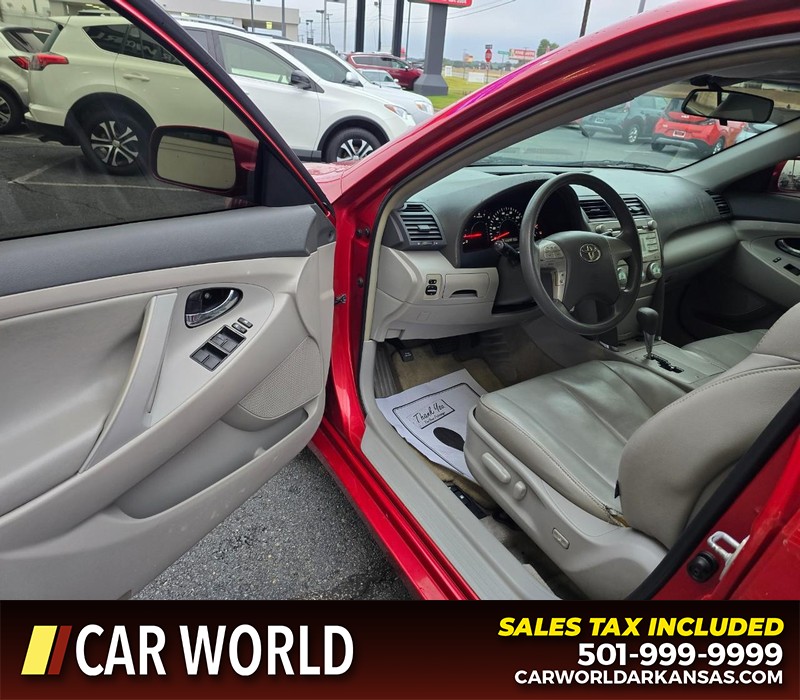 Toyota Camry Vehicle Full-screen Gallery Image 7