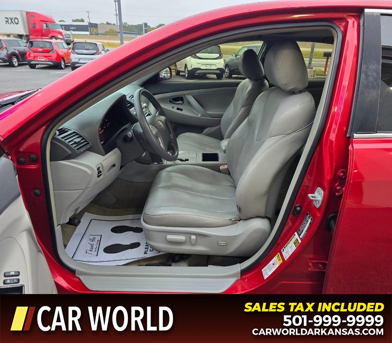 Toyota Camry Vehicle Full-screen Gallery Image 8