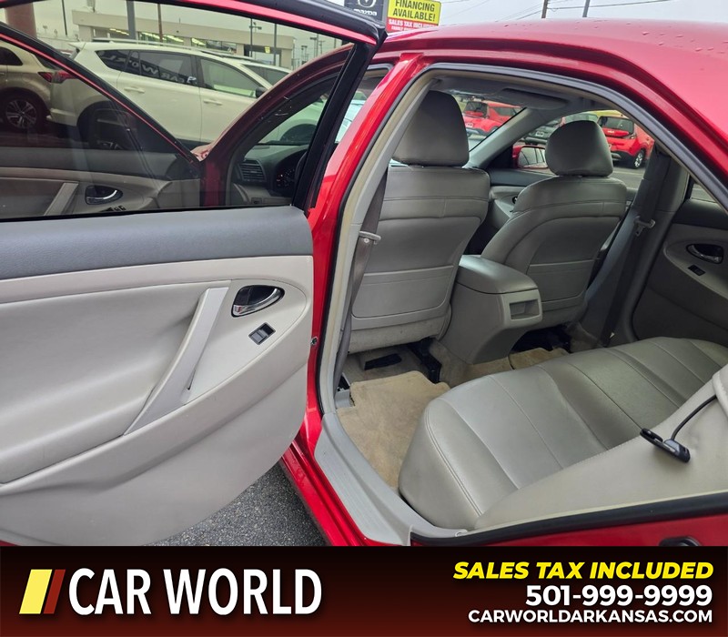 Toyota Camry Vehicle Full-screen Gallery Image 9