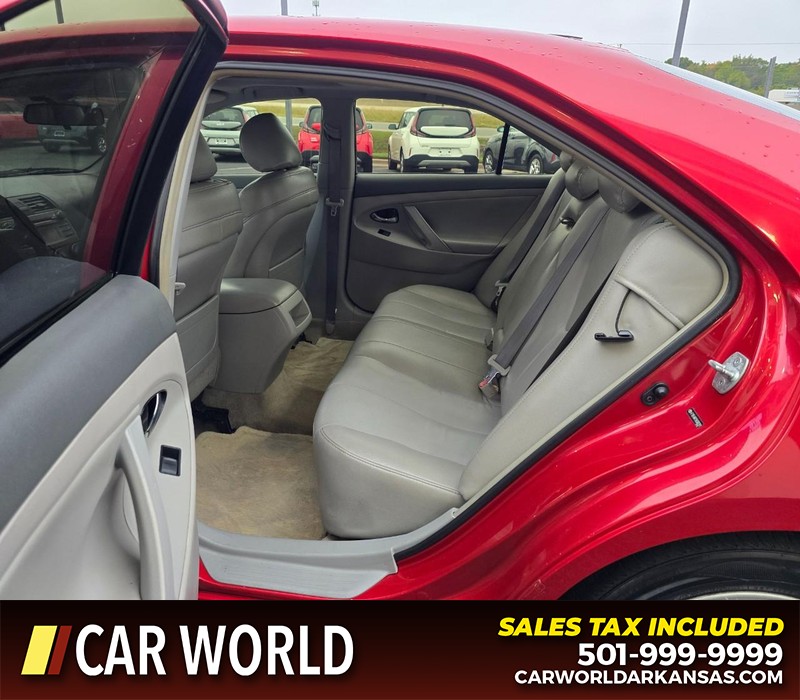 Toyota Camry Vehicle Full-screen Gallery Image 10