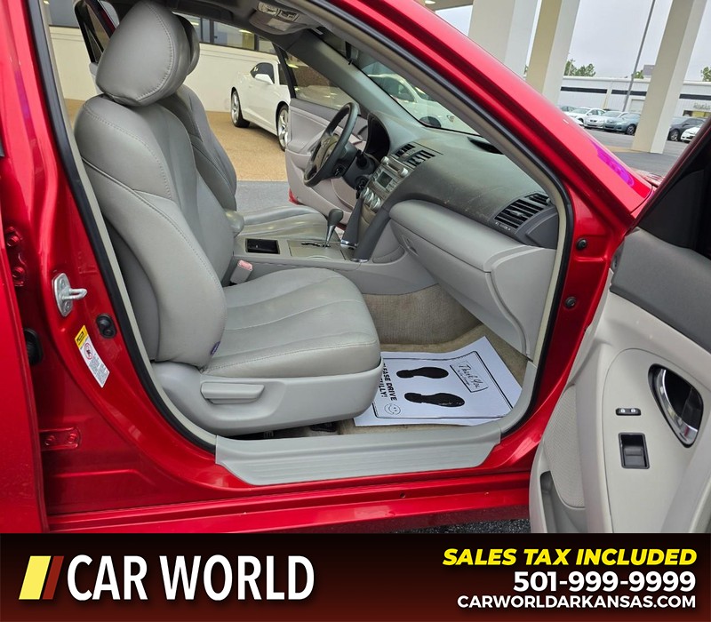 Toyota Camry Vehicle Full-screen Gallery Image 11