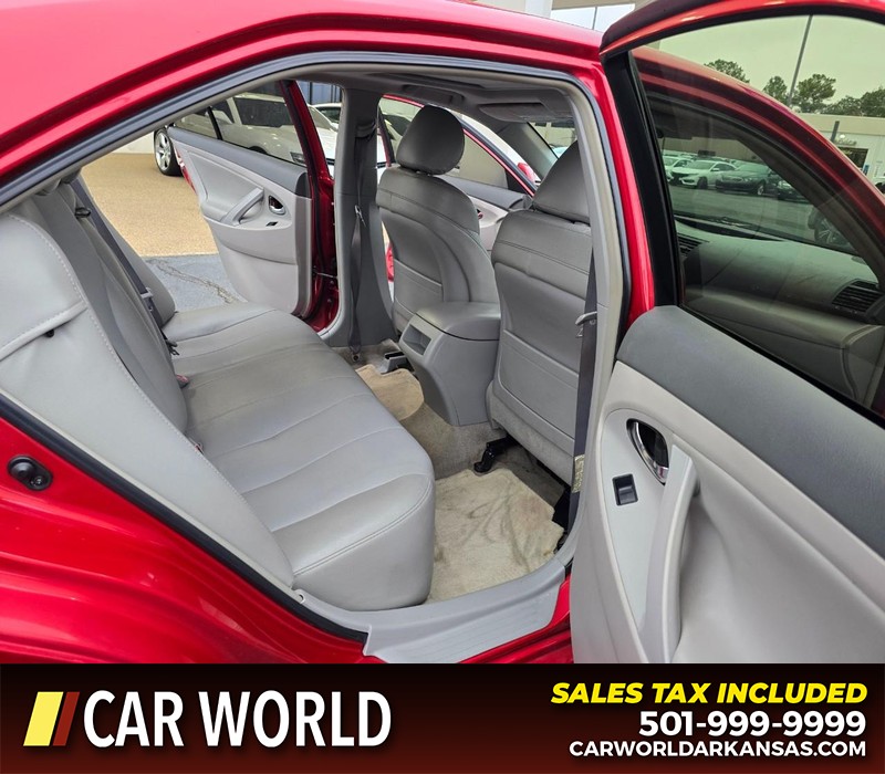 Toyota Camry Vehicle Full-screen Gallery Image 12