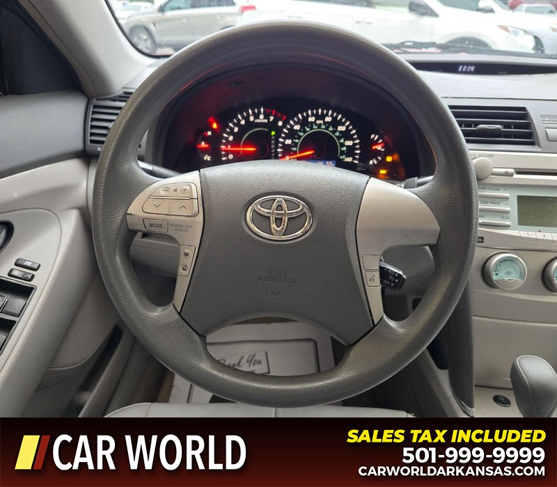 Toyota Camry Vehicle Full-screen Gallery Image 15