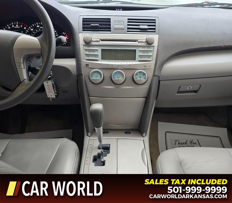 Toyota Camry Vehicle Full-screen Gallery Image 18