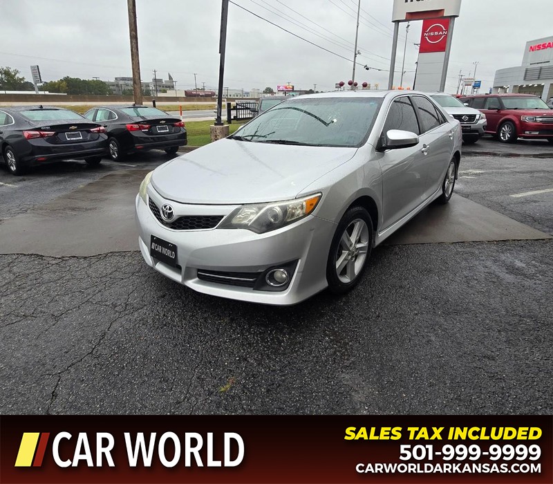 Toyota Camry Vehicle Full-screen Gallery Image 3