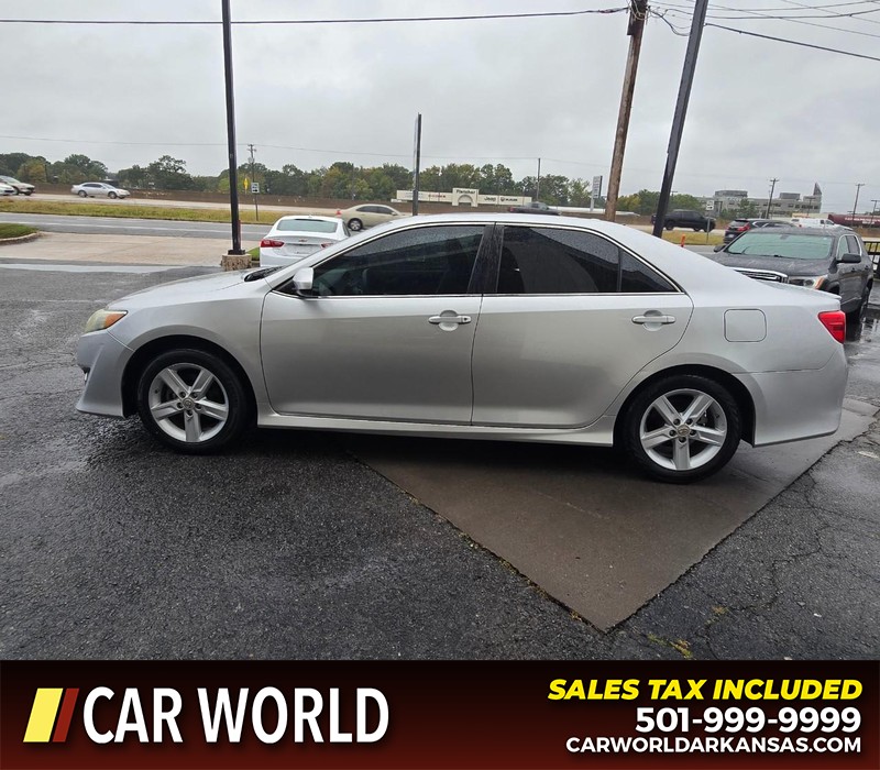 Toyota Camry Vehicle Full-screen Gallery Image 4