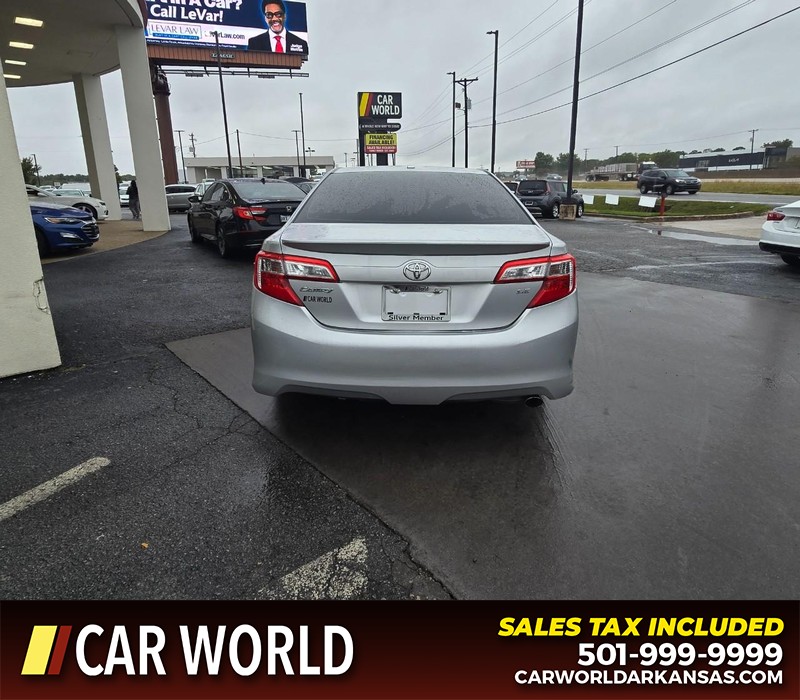 Toyota Camry Vehicle Full-screen Gallery Image 5