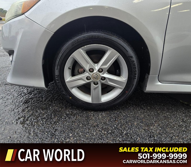 Toyota Camry Vehicle Full-screen Gallery Image 6