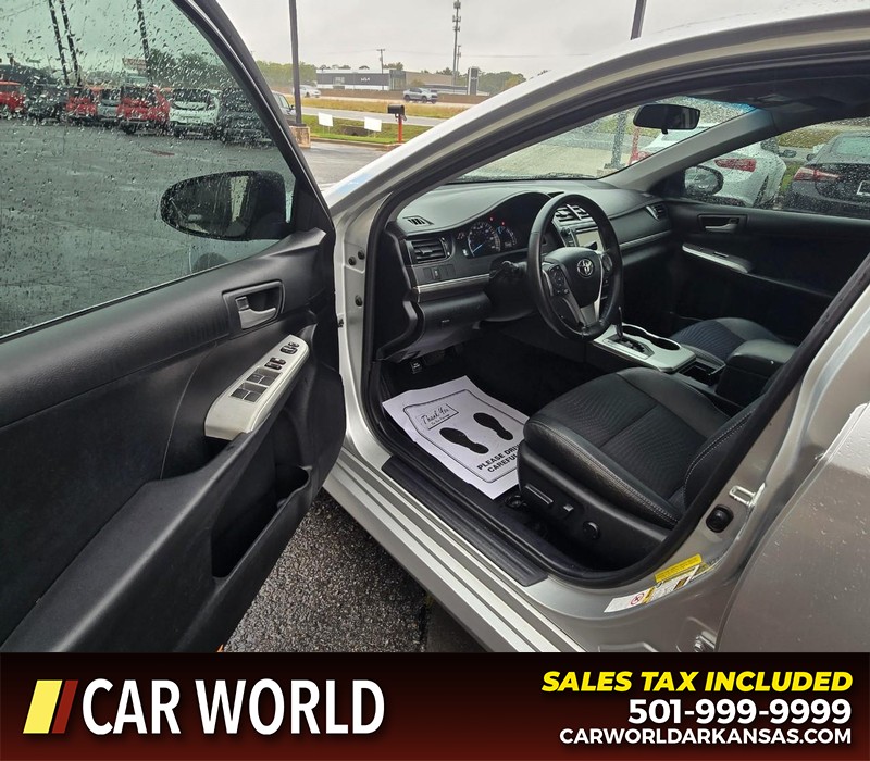 Toyota Camry Vehicle Full-screen Gallery Image 7