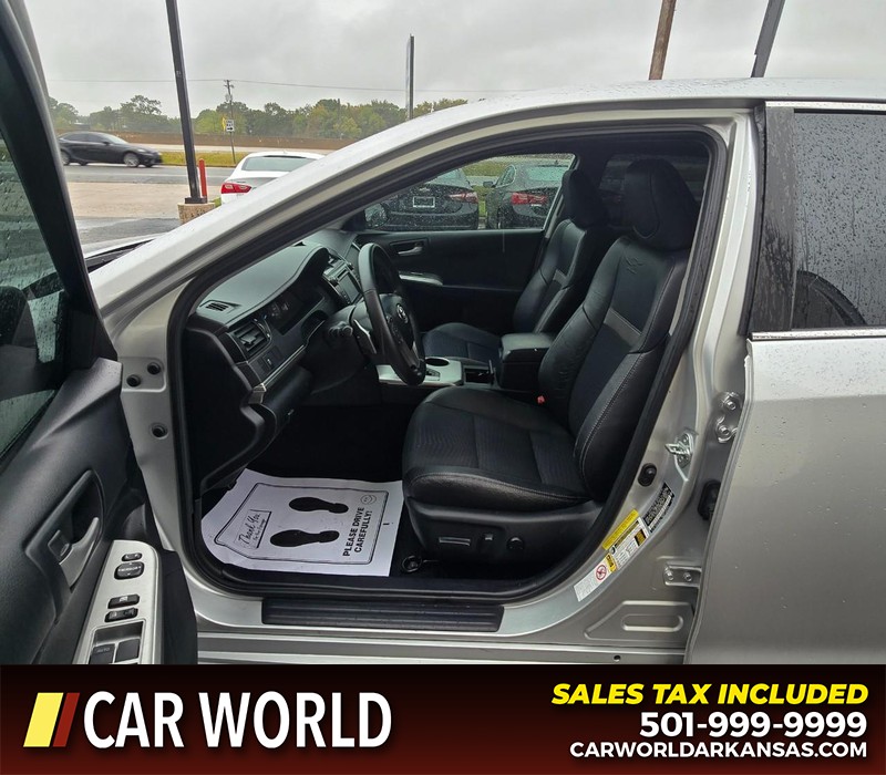 Toyota Camry Vehicle Full-screen Gallery Image 8