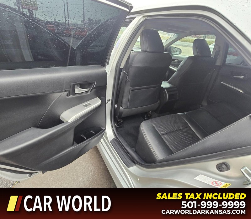 Toyota Camry Vehicle Full-screen Gallery Image 9