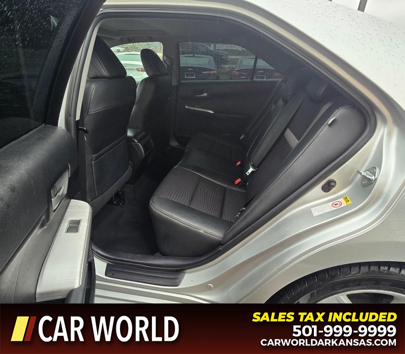 Toyota Camry Vehicle Full-screen Gallery Image 10