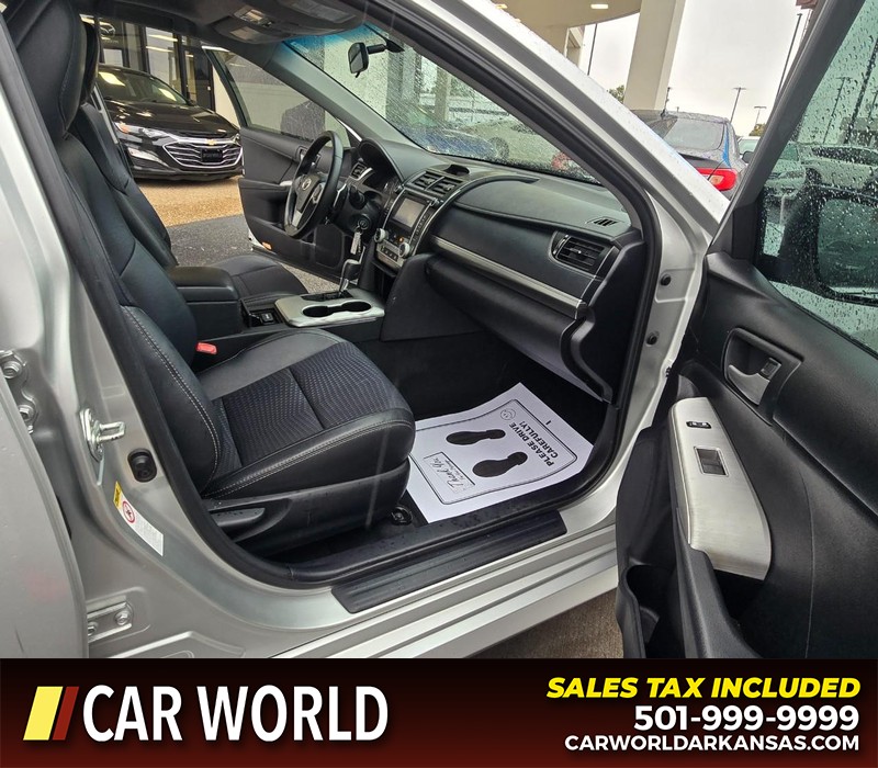 Toyota Camry Vehicle Full-screen Gallery Image 11