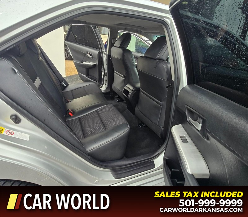 Toyota Camry Vehicle Full-screen Gallery Image 12