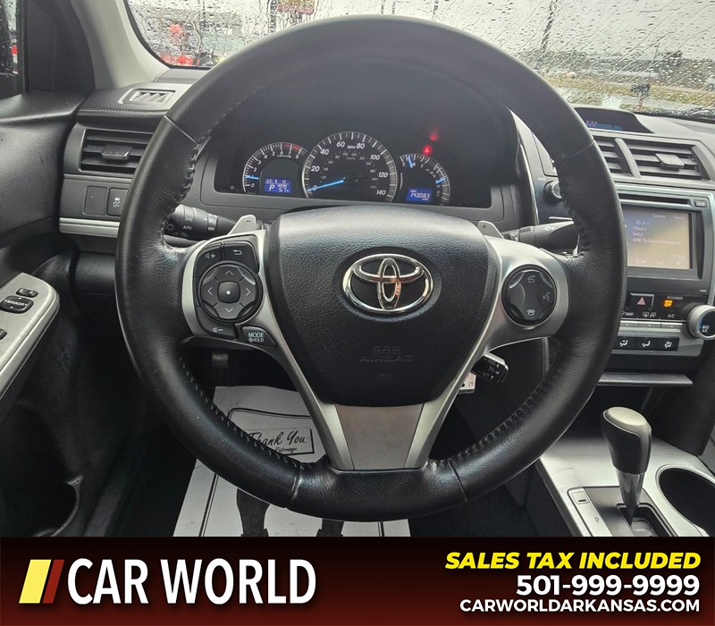 Toyota Camry Vehicle Full-screen Gallery Image 15