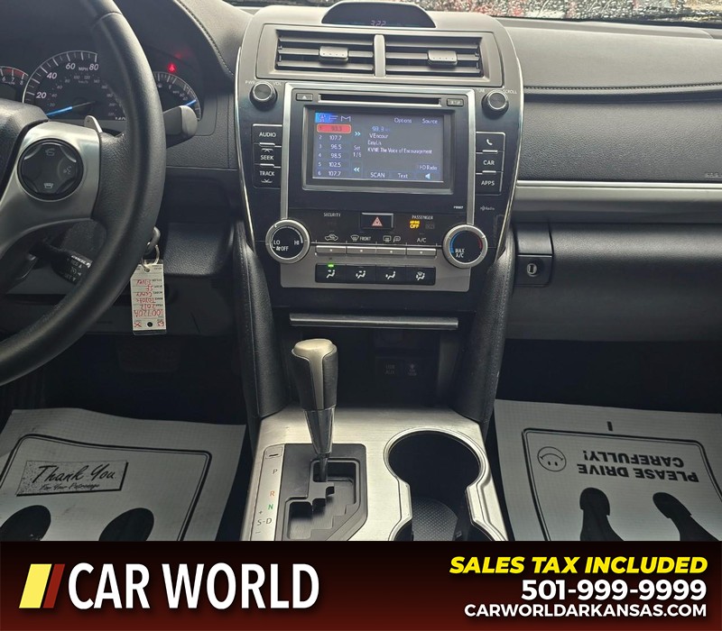 Toyota Camry Vehicle Full-screen Gallery Image 18