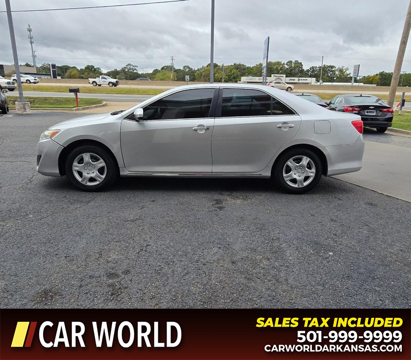 Toyota Camry Vehicle Full-screen Gallery Image 4