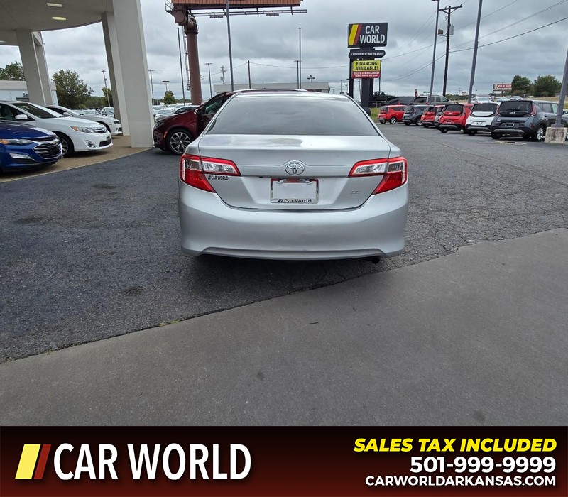 Toyota Camry Vehicle Full-screen Gallery Image 5