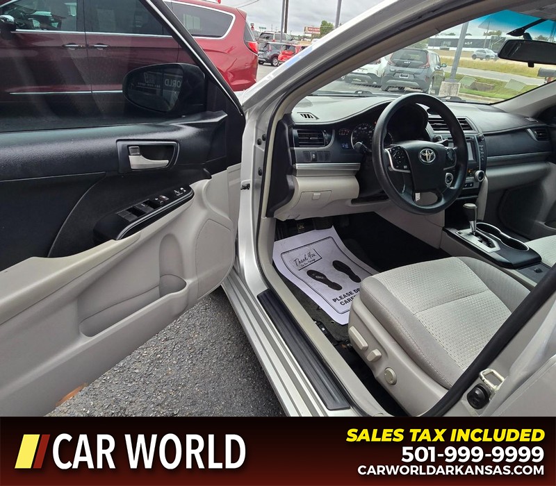 Toyota Camry Vehicle Full-screen Gallery Image 7