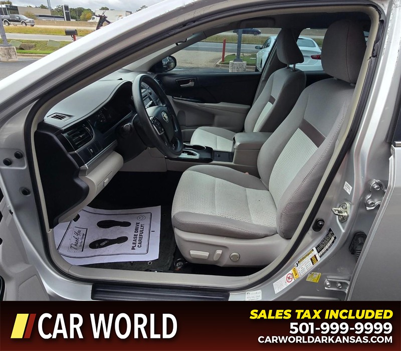 Toyota Camry Vehicle Full-screen Gallery Image 8