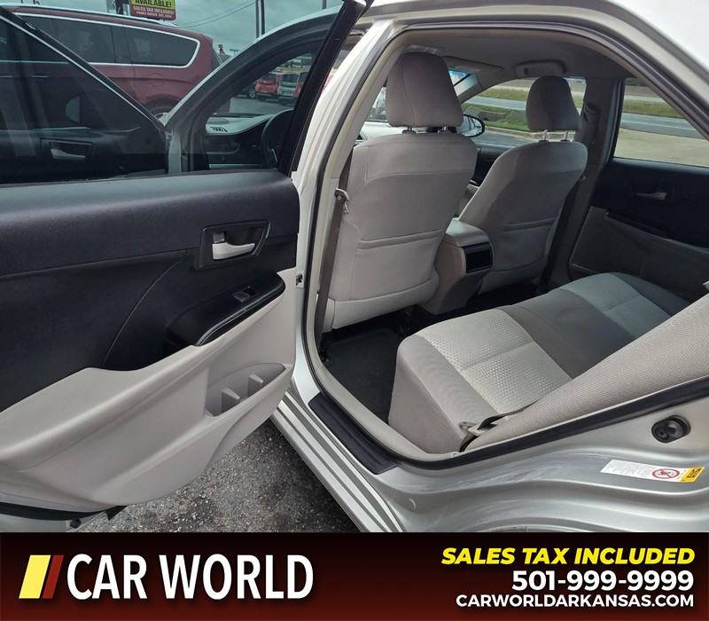 Toyota Camry Vehicle Full-screen Gallery Image 9