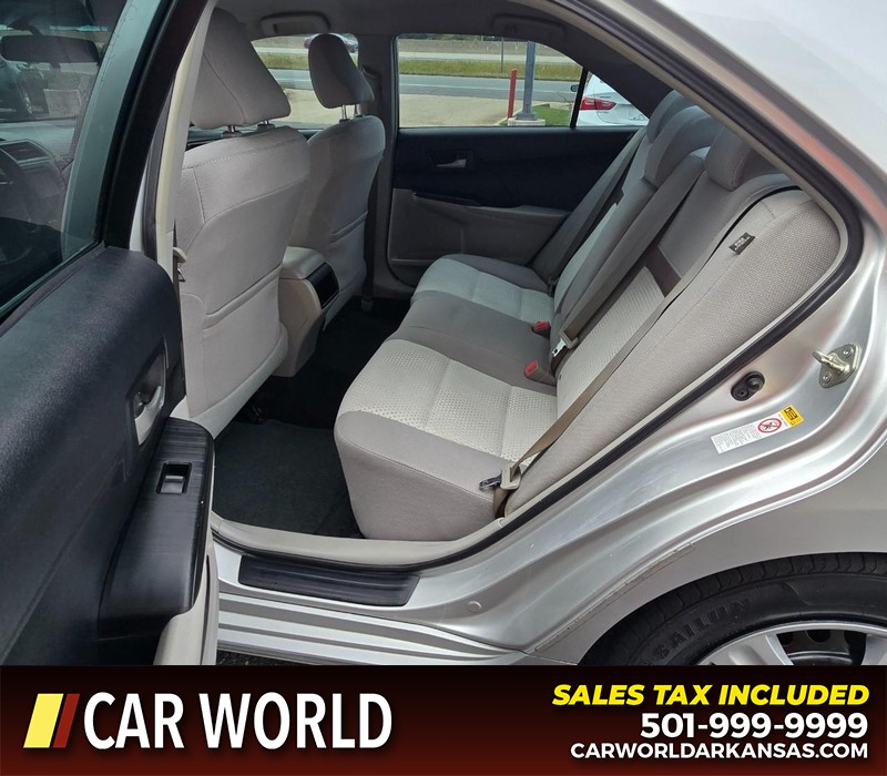 Toyota Camry Vehicle Full-screen Gallery Image 10