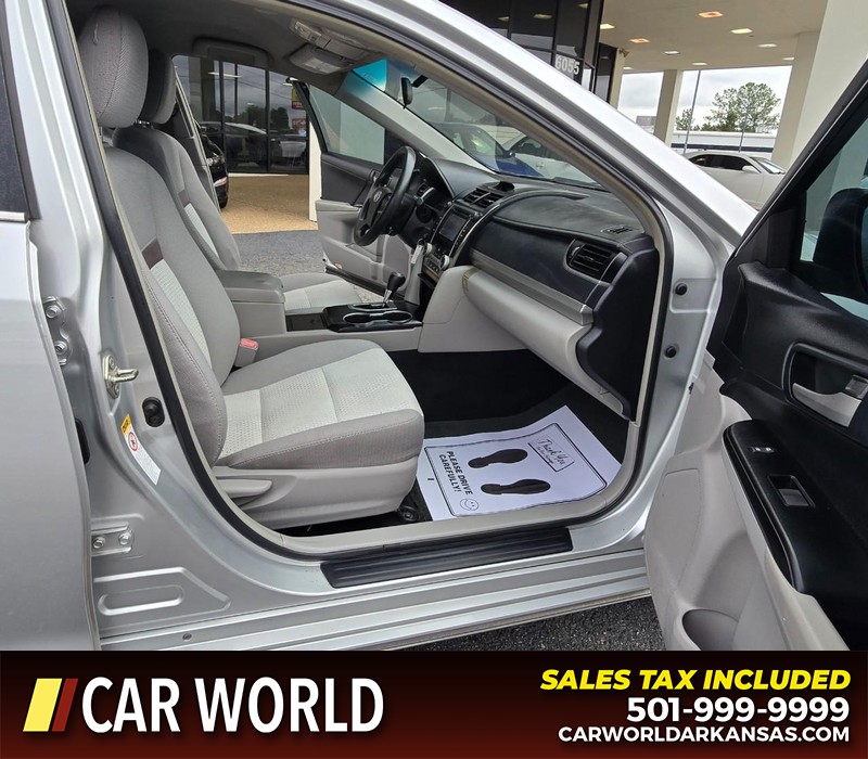 Toyota Camry Vehicle Full-screen Gallery Image 11