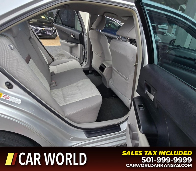Toyota Camry Vehicle Full-screen Gallery Image 12