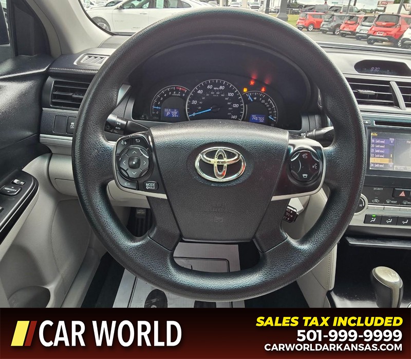 Toyota Camry Vehicle Full-screen Gallery Image 15