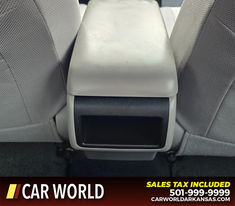 Toyota Camry Vehicle Full-screen Gallery Image 20