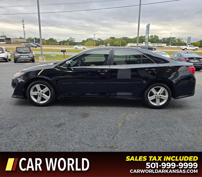 Toyota Camry Vehicle Full-screen Gallery Image 4