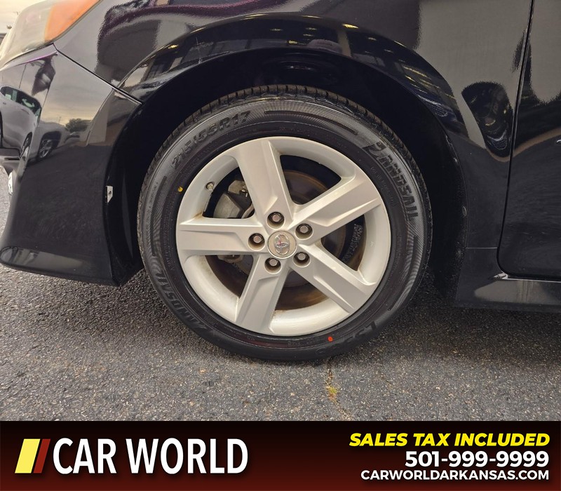 Toyota Camry Vehicle Full-screen Gallery Image 6