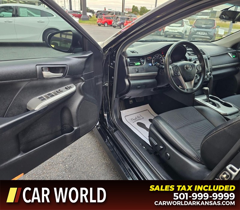 Toyota Camry Vehicle Full-screen Gallery Image 7