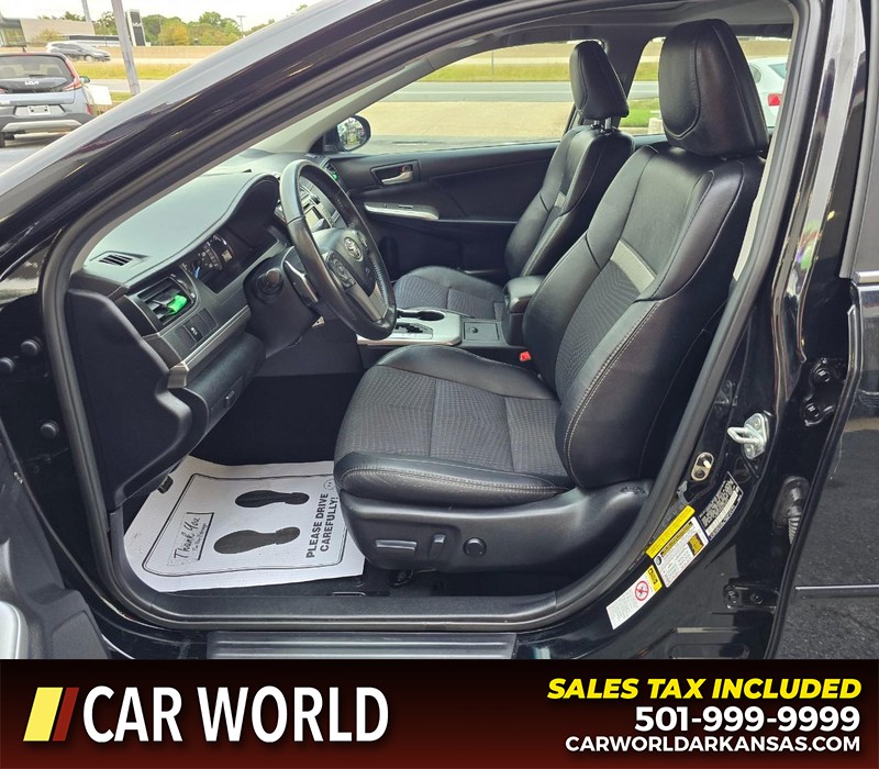 Toyota Camry Vehicle Full-screen Gallery Image 8