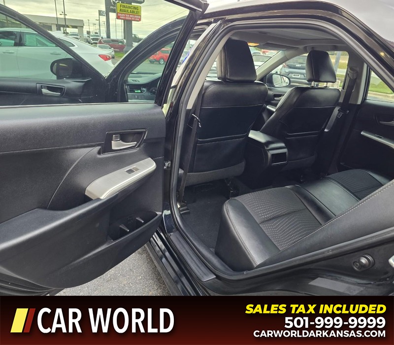 Toyota Camry Vehicle Full-screen Gallery Image 9