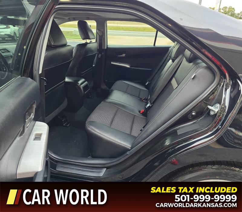 Toyota Camry Vehicle Full-screen Gallery Image 10