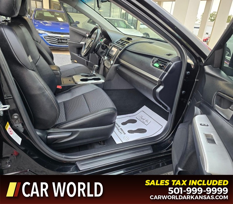 Toyota Camry Vehicle Full-screen Gallery Image 11