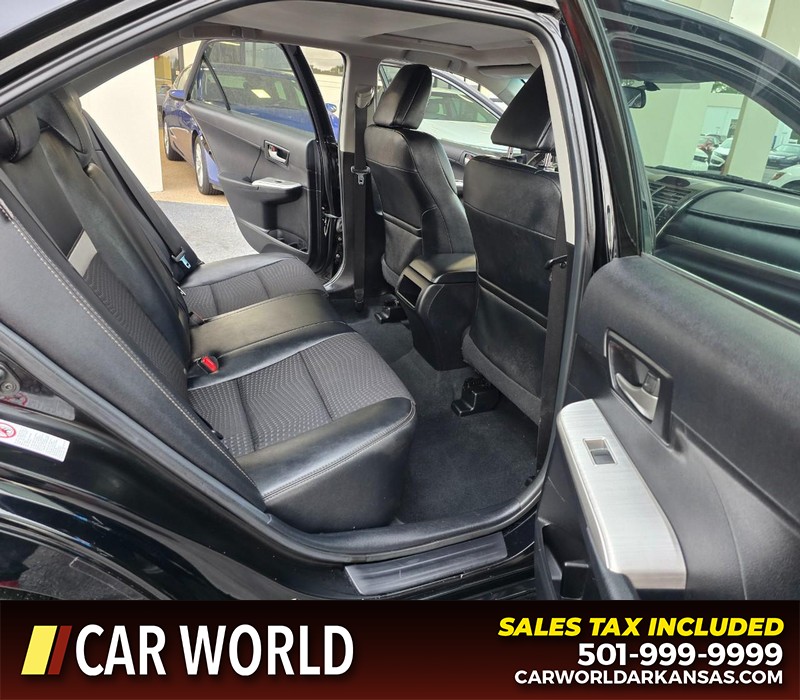 Toyota Camry Vehicle Full-screen Gallery Image 12