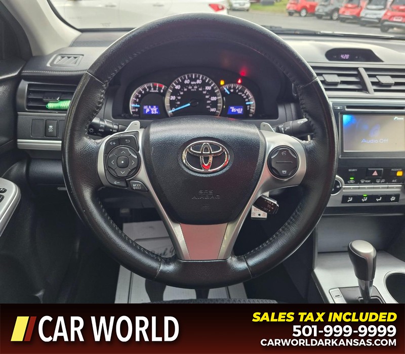 Toyota Camry Vehicle Full-screen Gallery Image 15