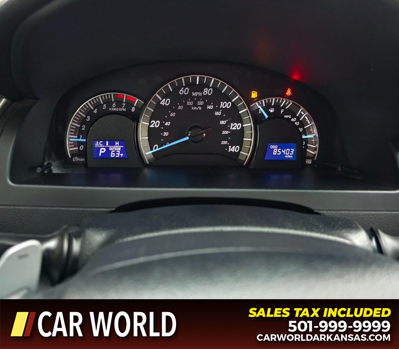 Toyota Camry Vehicle Full-screen Gallery Image 17