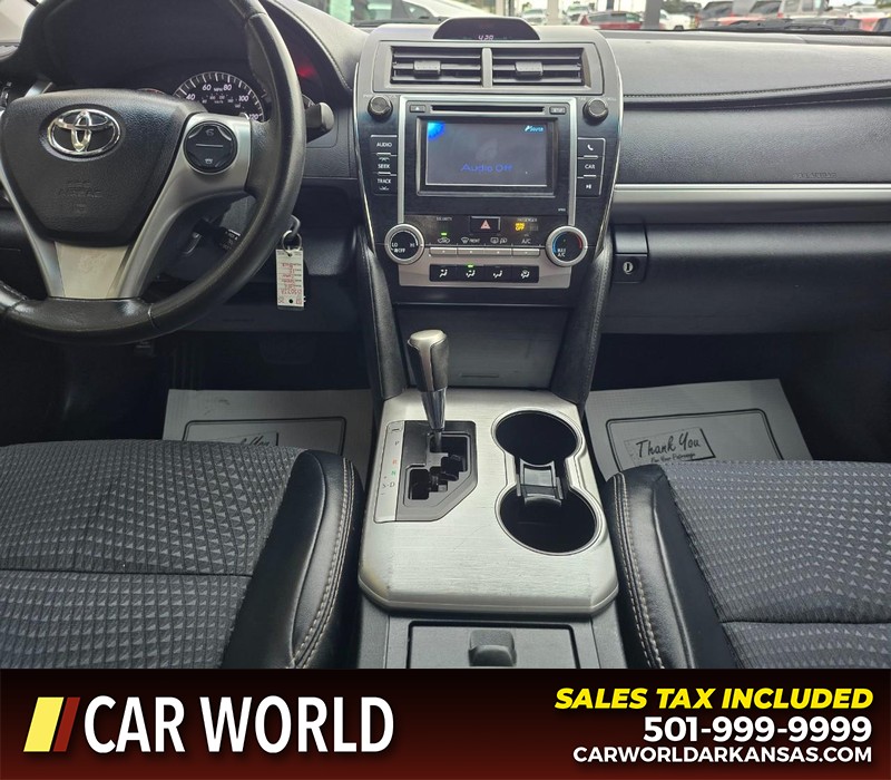 Toyota Camry Vehicle Full-screen Gallery Image 18