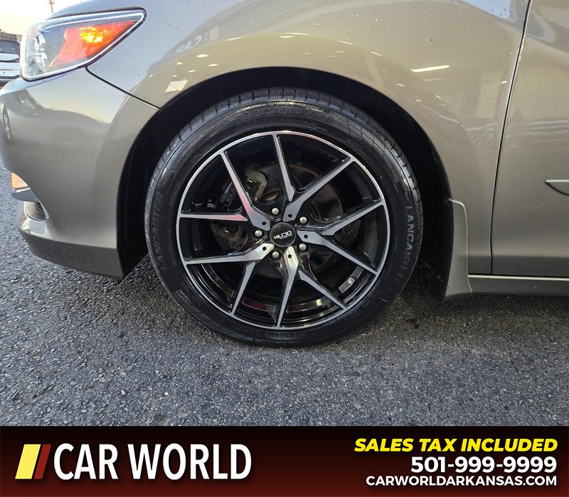 Acura RLX Vehicle Full-screen Gallery Image 6