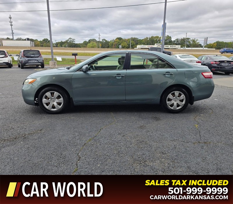 Toyota Camry Vehicle Full-screen Gallery Image 4