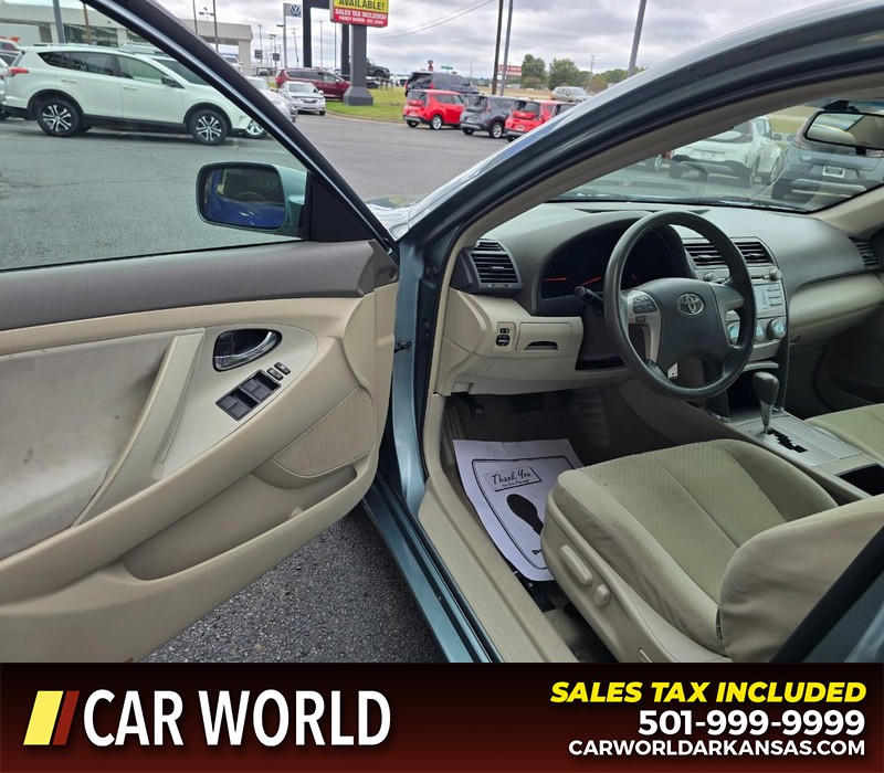 Toyota Camry Vehicle Full-screen Gallery Image 7