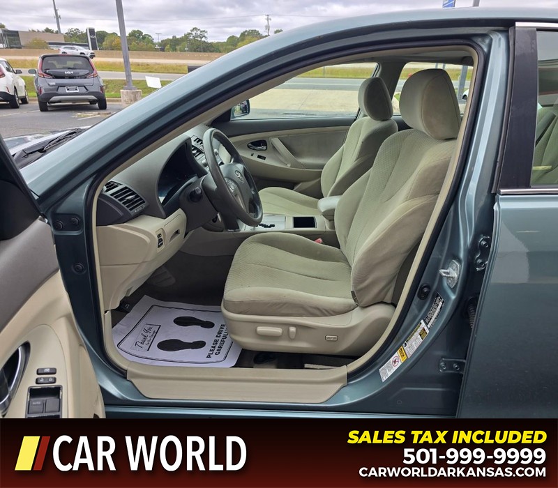 Toyota Camry Vehicle Full-screen Gallery Image 8