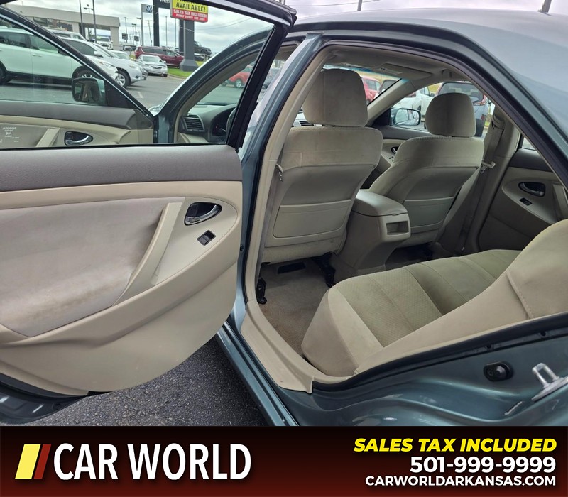 Toyota Camry Vehicle Full-screen Gallery Image 9