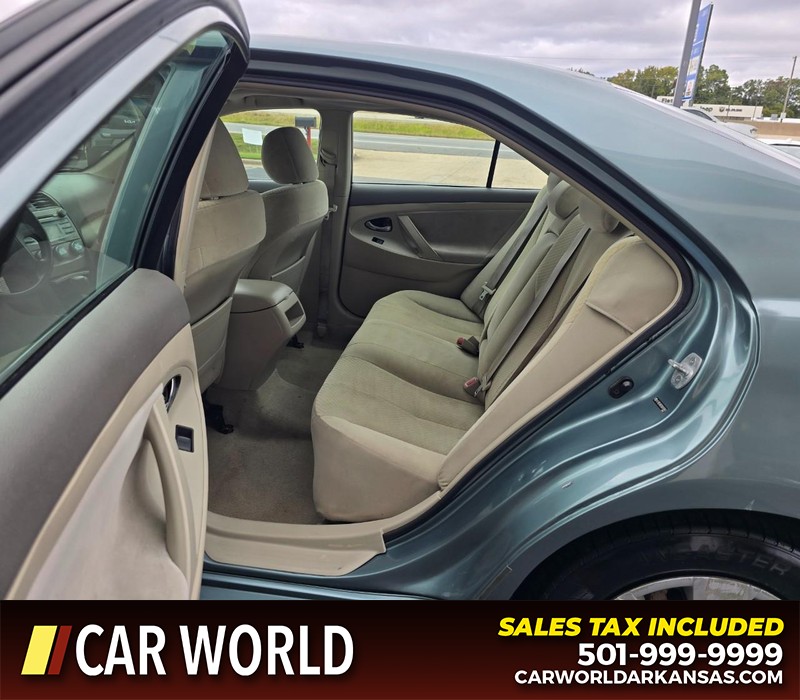 Toyota Camry Vehicle Full-screen Gallery Image 10