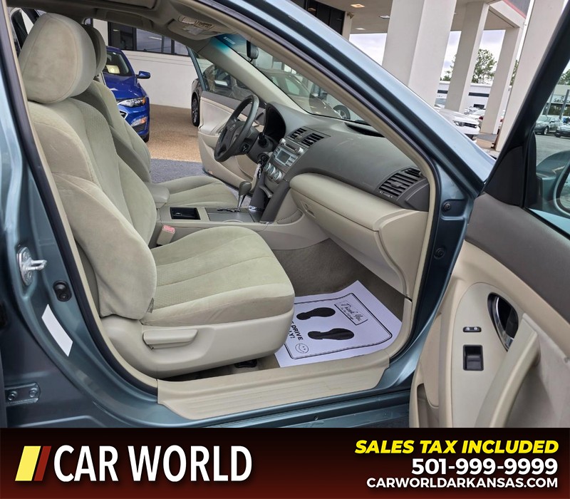 Toyota Camry Vehicle Full-screen Gallery Image 11