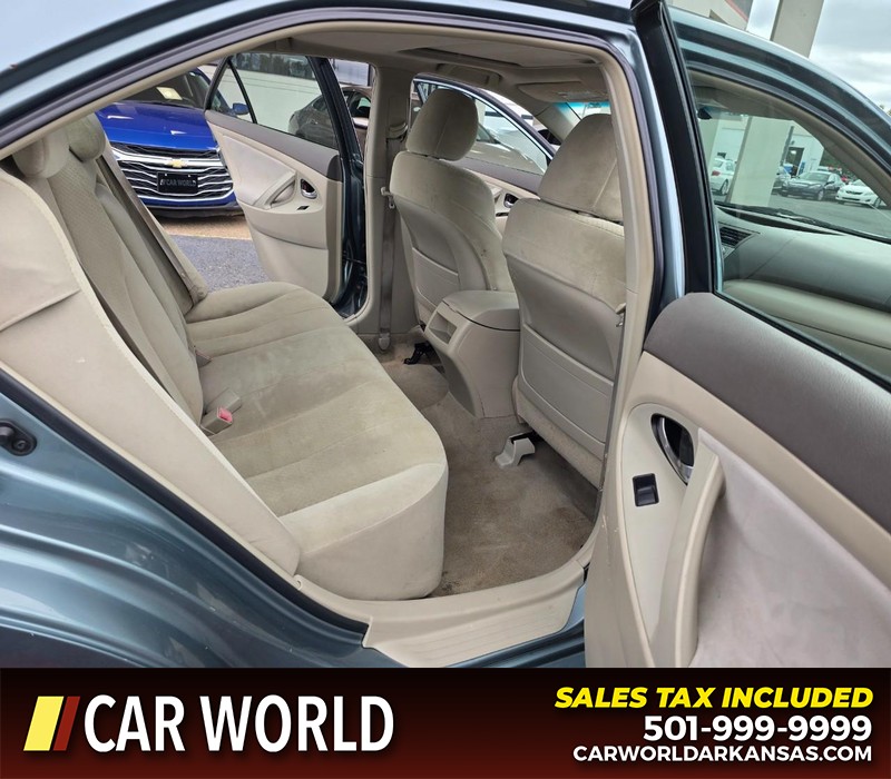 Toyota Camry Vehicle Full-screen Gallery Image 12