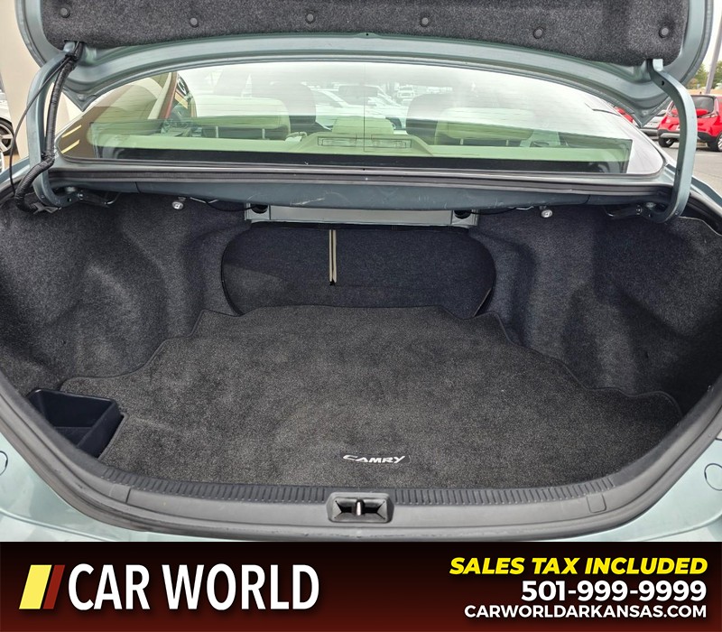 Toyota Camry Vehicle Full-screen Gallery Image 13